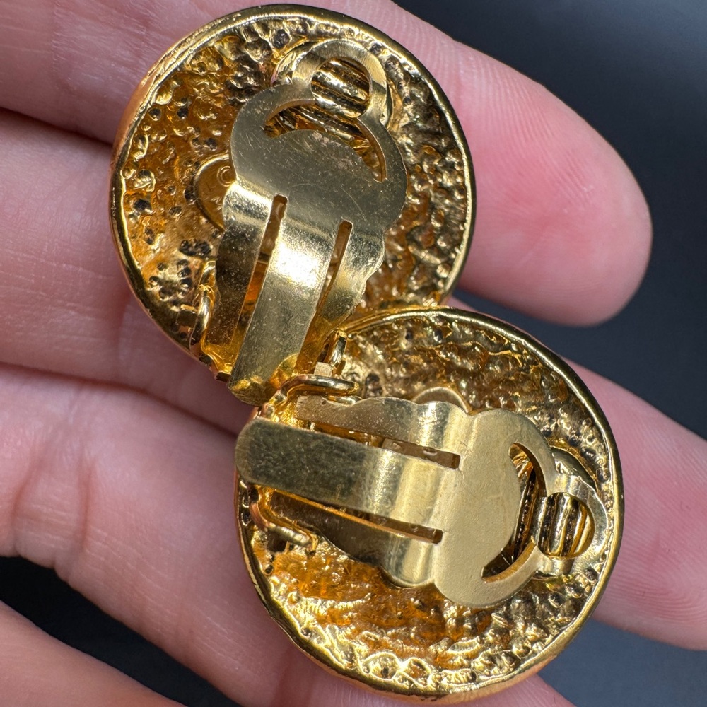 LOT 1260 24K gold plated Chanel hummered earrings - Picture 9 of 16